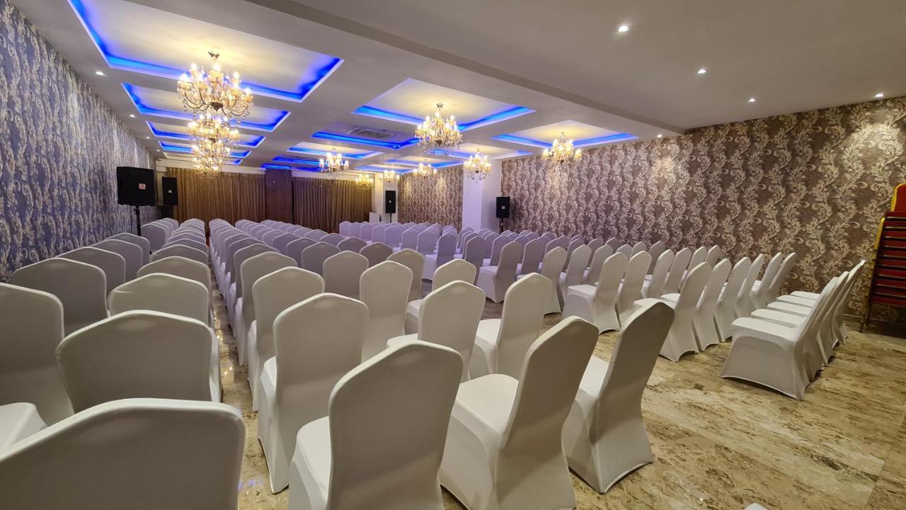 Galaxy Club & Hotel Bijāpur Exterior foto