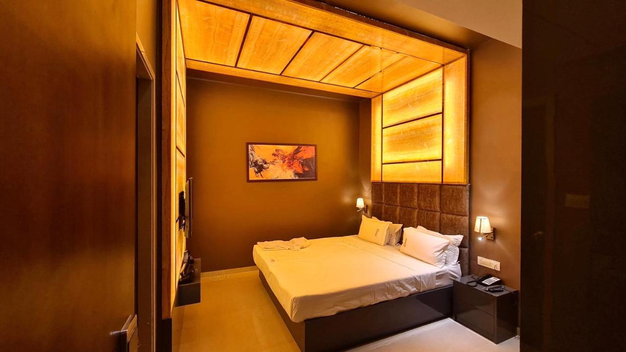 Galaxy Club & Hotel Bijāpur Exterior foto